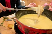 Das Schweizer Fondue: zur Hälfte Greyerzer, zur Hälfte Freiburger Vacherin