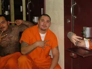 San Antonio, Texas: Mitglieder der Tango Orejon-Gang machen Bandenzeichen. im Gefängnis von Bexar County. San Antonio, Texas: Mitglieder der Tango Orejon-Gang machen Bandenzeichen. im Gefängnis von Bexar County.