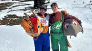 Voller Einsatz beim Praktikum als Skilehrer! Cay und Luke schlüpfen in die Rolle der Maskottchen. Voller Einsatz beim Praktikum als Skilehrer! Cay und Luke schlüpfen in die Rolle der Maskottchen.
