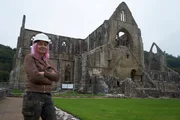 Professorin Alice Roberts in Tintern Abbey
