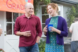 Robby (Rob Corddry) und Tess (Elie Kemper).