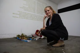 In der Nacht vom 20. auf den 21. April 1945 wurden 20 Kinder und 28 Erwachsene im Keller des ehemaligen Schulgeb&auml;udes am "Bullenhuser Damm" von der SS ermordet. Maria Holzgrewe, Urenkelin eines T&auml;ters, gedenkt der Opfer.