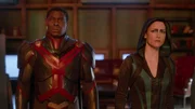 J'onn J'onzz (David Harewood, l.); Alex Danvers alias Sentinal (Chyler Leigh, r.)