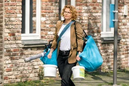 B&auml;rbel Schmitz (Annette Frier) hat einen Entschluss gefasst: Sie m&ouml;chte renovieren, um Menschen, die Asyl ben&ouml;tigen, bei sich aufnehmen zu k&ouml;nnen.