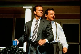 Geheimagent Harry Tusker (Arnold Schwarzenegger, l.) f&uuml;hrt ein Doppelleben als vermeintlicher Computerexperte und will die Welt vor einem Nuklearanschlag einer Terrorgruppe sch&uuml;tzen.