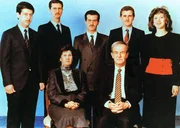 Der syrische Präsident Hafis al-Assad und seine Frau Anisa posieren für ein Familienfoto mit den gemeinsamen Kindern. Von links nach rechts: Mahir, Baschar, Basil (der bei einem Autounfall 1994 verstorben ist), Majd und Buschra. Der syrische Präsident Hafis al-Assad und seine Frau Anisa posieren für ein Familienfoto mit den gemeinsamen Kindern. Von links nach rechts: Mahir, Baschar, Basil (der bei einem Autounfall 1994 verstorben ist), Majd und Buschra.