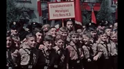 Kleine Jungen in der Hitlerjugend.