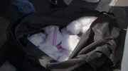 Ein schwarzer Beutel mit mehreren T&uuml;tchen Methamphetamin wurde bei einem HSI-Einsatz in Orange County, Kalifornien, im Fahrzeug eines Verd&auml;chtigen entdeckt (National Geographic).