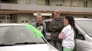 Mel (Mi.) hat erst seit kurzem ihren Führerschein – und hatte schon einen Unfall. Ihr kleiner Gebrauchtwagen sieht reichlich ramponiert aus. Und dabei hat sie den von Freundin Nana (li.) geschenkt bekommen.