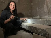 Merdith Brand ist im Inneren der Grabkammer von Pharao Userkaf in Saqqara, &Auml;gypten, zu sehen. (Windfall Films/Alex Masters)