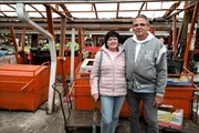 Einkaufen, aber günstig. Marlene und Jürgen gehen gerne auf den Bauermarkt. Einkaufen, aber günstig. Marlene und Jürgen gehen gerne auf den Bauermarkt.