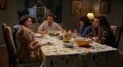 (im Uhrzeigersinn) Ted; John Bennett (Max Burkholder); Matt Bennett (Scott Grimes); Susan Bennett (Alanna Ubach); Blaire Bennett (Giorgia Whigham)