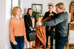 B&auml;rbel (Annette Frier, l.), Ida Odenbach (Nicole Johannhanwahr, 2.v.l.) und Ben (Nico Liersch, 2.v.r.) sehen geschockt zu Lutz (Henning Baum, r.), der vor Wut das ihm geschenkte Hemd zerrei&szlig;t.