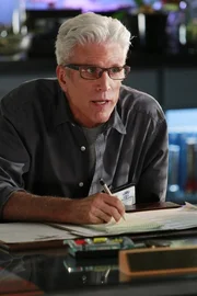 D. B. Russell (Ted Danson) informiert Colleen dar&uuml;ber, das Gina Sinclair aus dem Gef&auml;ngnis entlassen wurde. Kurz darauf verschwindet Colleen.