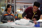 Chicago Med Staffel 10 Folge 5: Er untersucht einen Säugling: Darren Barnet als Dr. John Frost (r.). Chicago Med Staffel 10 Folge 5: Er untersucht einen Säugling: Darren Barnet als Dr. John Frost (r.).