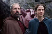 Lady Margaret Beaufort (Amanda Hale, r.) und Henry Stafford (Michael Maloney, l.) m&uuml;ssen sich von ihrem Sohn Henry verabschieden ...