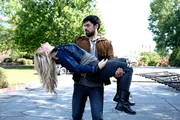 Marcos (Sean Teale, hinten); Lauren (Natalie Alyn Lind, vorne)
