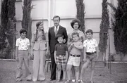 Der syrische Präsident Hafis al-Assad und seine Familie posieren für ein Foto in Damaskus, Syrien am 4. Juni 1974. Von links nach rechts: Basil, Buschra, Hafis, Mahir, Majd, Anisa (Ehefrau von Hafis), und Baschar. Der syrische Präsident Hafis al-Assad und seine Familie posieren für ein Foto in Damaskus, Syrien am 4. Juni 1974. Von links nach rechts: Basil, Buschra, Hafis, Mahir, Majd, Anisa (Ehefrau von Hafis), und Baschar.