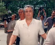 In den 80er Jahren gilt John Gotti als gefürchtetster Mann und ungekrönter König von New York. Er ist berüchtigt für seine Brutalität. In den 80er Jahren gilt John Gotti als gefürchtetster Mann und ungekrönter König von New York. Er ist berüchtigt für seine Brutalität.