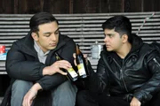 Frustriert betrinkt sich Leon (Joel Akg&uuml;n, links) mit Ercan (Dennis Kharazmi, rechts) an der Waldh&uuml;tte.