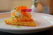Shilan serviert in Norwegen Waffeln mit „dem besten Lachs der Welt".