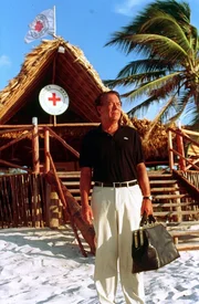"Klinik unter Palmen", Der deutsche Arzt Dr. Frank Hofmann errichtet in der Dominikanischen Republik mit Hilfsgeldern eine Klinik, hilft, diese aufzubauen, und steht den dortigen Ärzten bei schwierigen Entscheidungen und Operationen zur Seite. Im Bild: Klausjürgen Wussow (Dr. Frank Hofmann). "Klinik unter Palmen", Der deutsche Arzt Dr. Frank Hofmann errichtet in der Dominikanischen Republik mit Hilfsgeldern eine Klinik, hilft, diese aufzubauen, und steht den dortigen Ärzten bei schwierigen Entscheidungen und Operationen zur Seite. Im Bild: Klausjürgen Wussow (Dr. Frank Hofmann).