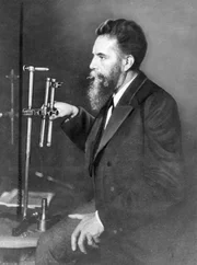 Portraitaufnahme von Wilhelm Konrad Röntgen im Labor.