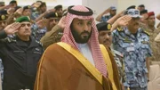 Mohammed Bin Salman steht vor salutierenden Soldaten.