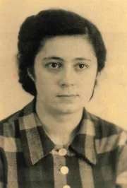 Erna de Vries folgte ihrer Mutter ins Vernichtungslager Auschwitz. Erna überlebte mehrere Lager und einen Todesmarsch. Erna de Vries folgte ihrer Mutter ins Vernichtungslager Auschwitz. Erna überlebte mehrere Lager und einen Todesmarsch.