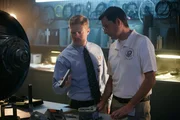 REENACTMENT - Die Flugzeugabsturzermittler Tom Haueter (links, gespielt von Danny Deakin) und Jim Ritter (rechts, gespielt von Aaron Michael Reilly) untersuchen ein wichtiges Wrackteil des Propellers von Atlantic Southeast Flug 2311.