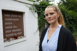 "Schweige still" war das Familienmotto in Maria Holzgrewes Familie. Heute bricht die junge Lehrerin mit dem Schweigen &ndash; und stellt sich in der Gedenkst&auml;tte "Bullenhuser Damm" den Gr&auml;ueltaten ihres Urgro&szlig;vaters, des SS-Mannes Wilhelm Dreimann.