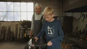 Enkel Matthias versucht sich unter den wachsamen Augen seines Opas Franz Nothaft an einer kleinen Schmiedearbeit.