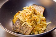 Am Abend in der Grazer Gerüchteküche: Saibling mit Kürbispüree und Fenchel.