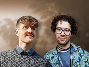 Kabarett im Turm - Benedikt Mitmannsgruber & David Stockenreitner - Neue Besen kehren gut - Dieses Duo stellt die heimische Kabarettszene auf den Kopf: Mit ihrem Programm „Neue Besen kehren gut“ teilen sich Benedikt Mitmannsgruber und David Stockenreitner für einen Abend die Kabarettbühne. Dabei trifft ein klassischer Antiheld-Typ aus der tristen Einöde des Mühlviertels auf einen jungen Mann mit fehlendem Selbstbewusstsein, dessen Studium noch immer nicht mit ihm abgeschlossen hat. Gemeinsam bringen sie frischen Wind auf die Bühne und zelebrieren schwarzen Humor vom feinsten. - Im Bild: Benedikt Mitmannsgruber & David Stockenreitner.