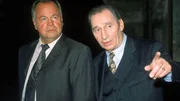 In einer alten Ruine wurde die Leiche einer jungen Frau gefunden. Oberstaatsanwalt Lotze (Henry van Lyck, r.) und Kommissar Kehler (Wolfgang Bathke) versuchen herauszufinden, was passiert ist.