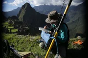 Machu Picchu, Cusco, Peru - Eileen Ernenwein mit GPR-Ausrüstung auf den Terrassen von Machu Picchu.