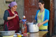 Zu Tisch Swanetien &ndash; Georgien: Lilly Tamliani und Schwiegertochter Khatia f&uuml;llen den georgischen Ketchup aus gekochten Pflaumen ab.