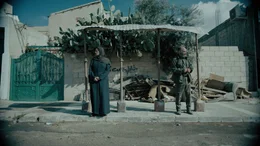 Jedes Mal, wenn sie gemeinsam auf den Bus warten, ist Issa (Salim Daw, r.) zu sch&uuml;chtern Siham (Hiam Abbass, l.) anzusprechen.