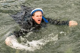 Ben (Nico Liersch) hat sein Gleichgewicht verloren und st&uuml;rzt kopf&uuml;ber in den Fluss, ganz zur Belustigung seiner Familie.