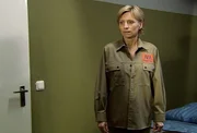 Die verurteilte Staatsanwältin Angelika Loberth (Silke Matthias) muss feststellen, dass ihre Haftzeit in Reutlitz kein Zuckerschlecken wird. Die harte Realität im Frauenknast setzt ihr mehr zu, als sie erwartet hat.
