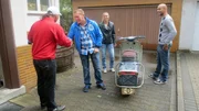 Ob Otto (2.v.li.) den alten Heinkel Roller verkaufen wird? Christina und Toni (re.) sind gespannt.