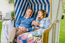 Fine (Amelie Plaas-Link) sucht Rat bei ihrem Vater Klaus (Rudolf Kowalski).
