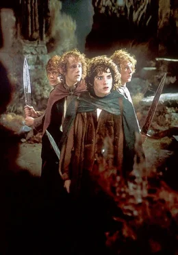 Die vier Hobbits (v.li.) Sam (Sean Astin), Pippin (Billy Boyd), Frodo (Elijah Wood) und Merry (Dominic Monaghan) stehen Seite an Seite auf der Wetterspitze, um sich gegen den Angriff der Ringgeister zu verteidigen.