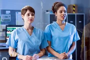 Vivi (Jane Chirwa, rechts) hat eine Geburtstags&uuml;berraschung f&uuml;r Dr. Moreau vorbereitet und weiht Theresa (Katharina Nesytowa) ein.