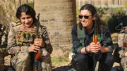 Aryana Afrin (r.) verteidigt als kurdische K&auml;mpferin an der t&uuml;rkischen Grenze die Autonomie Rojavas und bildet junge Rekrutinnen aus.