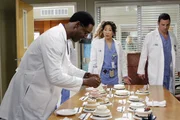 Burke (Isaiah Washington, l.) macht alle, aber vor allem Cristina (Sandra Oh, M.), wahnsinnig mit seiner Auswahl für die richtige Hochzeitstorte ... Burke (Isaiah Washington, l.) macht alle, aber vor allem Cristina (Sandra Oh, M.), wahnsinnig mit seiner Auswahl für die richtige Hochzeitstorte ...