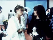 Kurz vor ihrer Ermordung erzählt Diane (Suzanne Barnes, l.) Jennifer (Stefanie Powers, r.), dass sie ständig von Alexei belästigt wird.