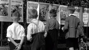 Kinder betrachten das NS-Propagandablatt "Der St&uuml;rmer".