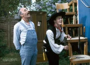 In Peters (l.) Bauwagen ist der Holzwurm. Einige Teile m&uuml;ssen ausgetauscht werden. Peter freut sich, dass er die passenden Teile beim Schreiner (r.) bekommen hat.