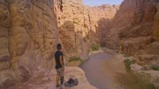 Jordanien - Albert Lin in Wadi Mujib.